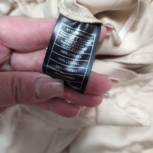 Cupcakes & Cashmere stretch waist flowy shorts - Picture 4 of 10